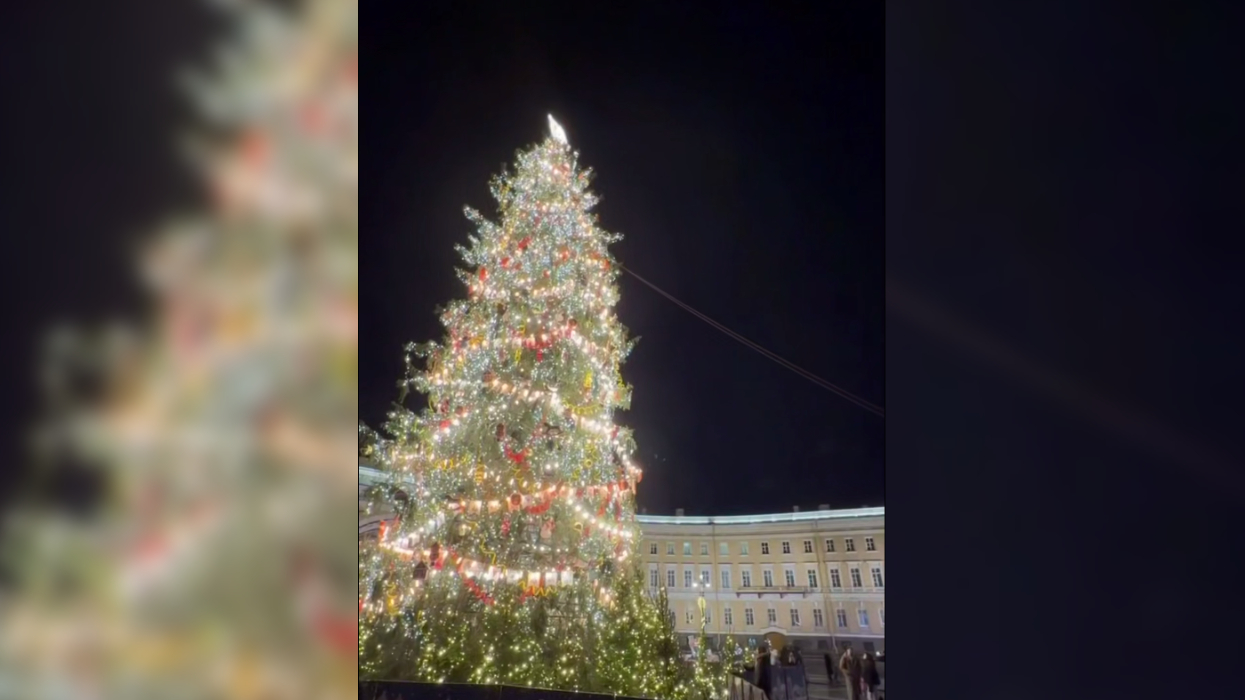 Сильный ветер в Петербурге заставил дополнительно укрепить елку на Дворцовой площади