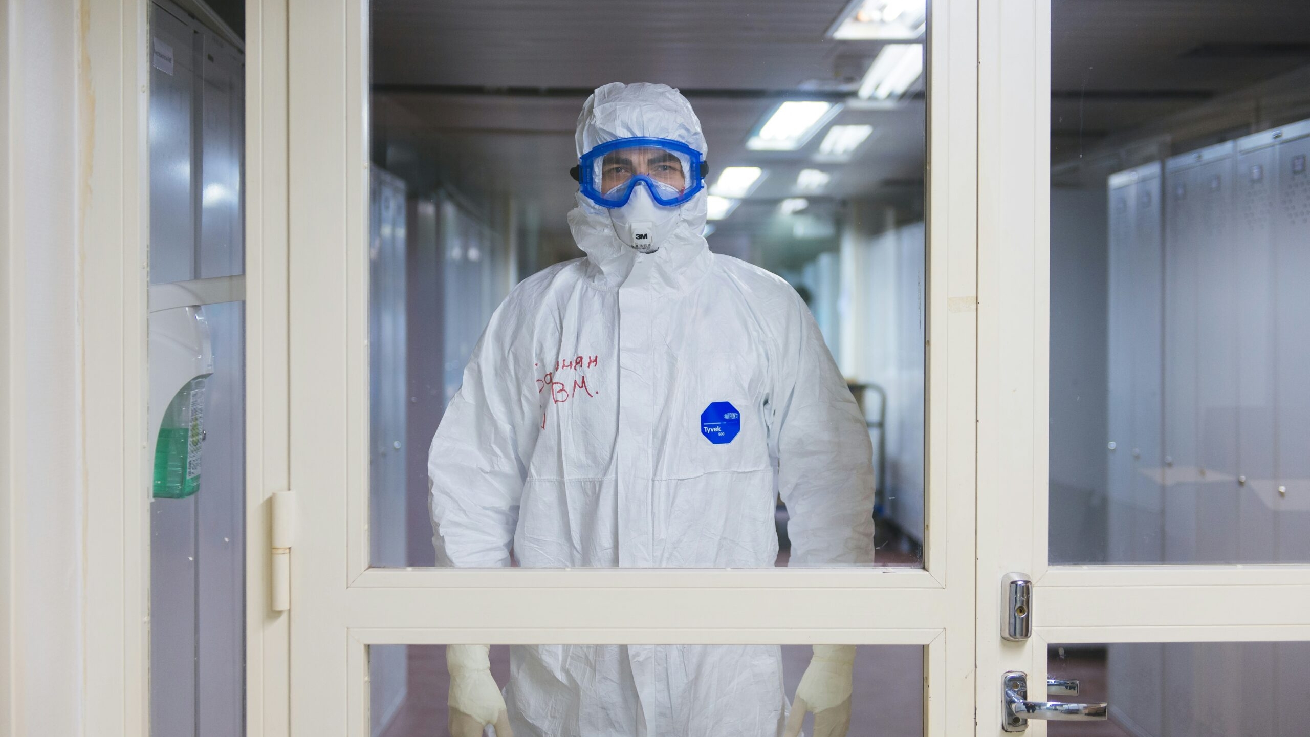 В Петербурге решили сохранить антиковидные ограничения в 2026 году