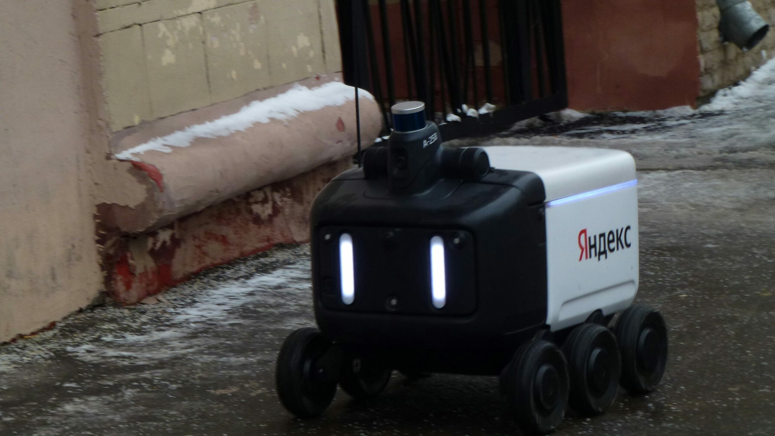 Петербургская комиссия по транспорту требует вписать роботов-доставщиков в ПДД