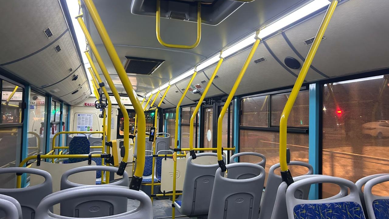 В новогоднюю ночь городской транспорт Петербурга перевез 170 тысяч пассажиров