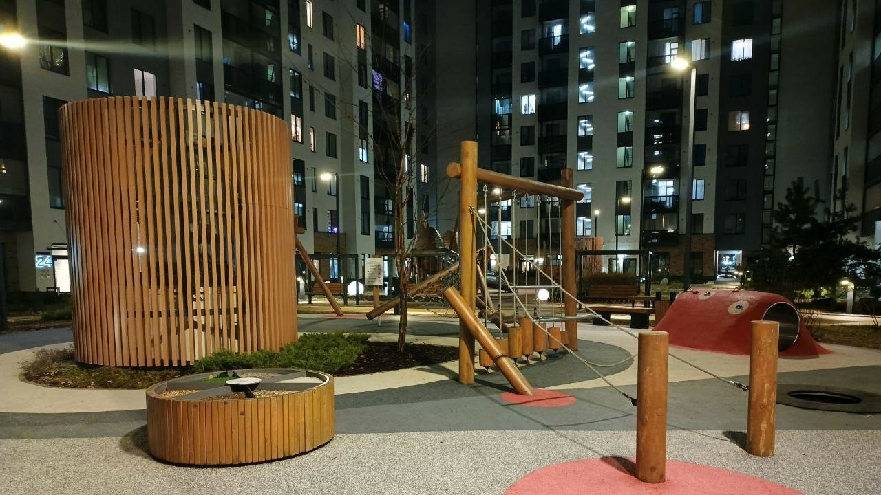 Жители Калининского района не оценили установку детской площадки на крыше