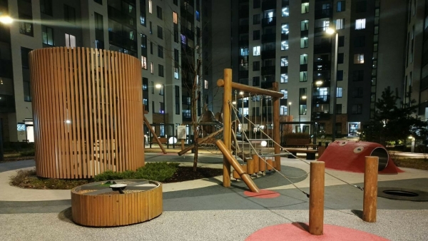 Жители Калининского района не оценили установку детской площадки на крыше