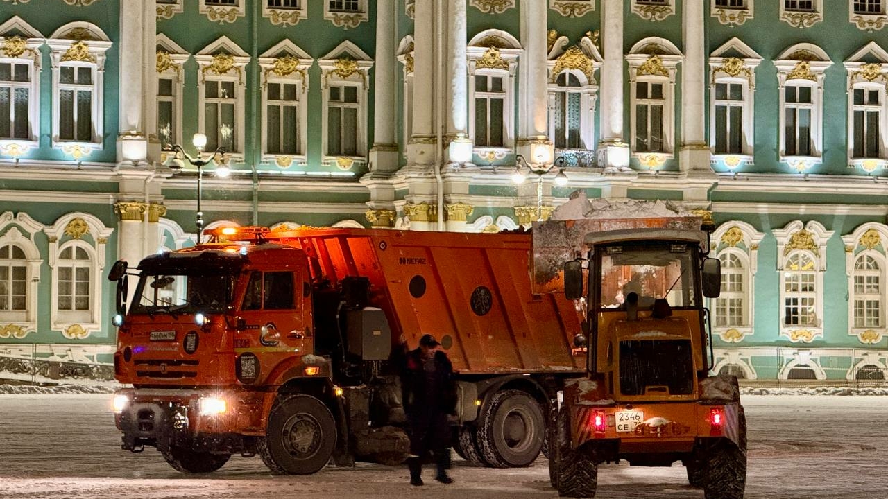 Свыше 3 500 рабочих вступили в борьбу со снегом в первое утро года
