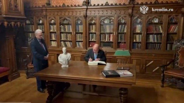 Глава Малайзии оставил подпись на страницах книги посетителей Эрмитажа