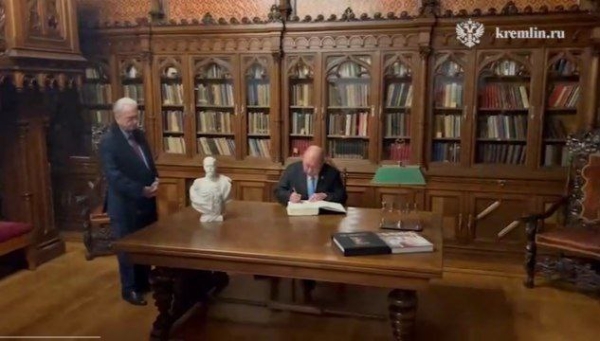 Глава Малайзии оставил подпись на страницах книги посетителей Эрмитажа