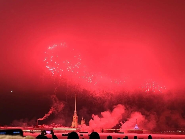 Небо над Петербургом озарили огни салюта в честь освобождения Ленинграда
