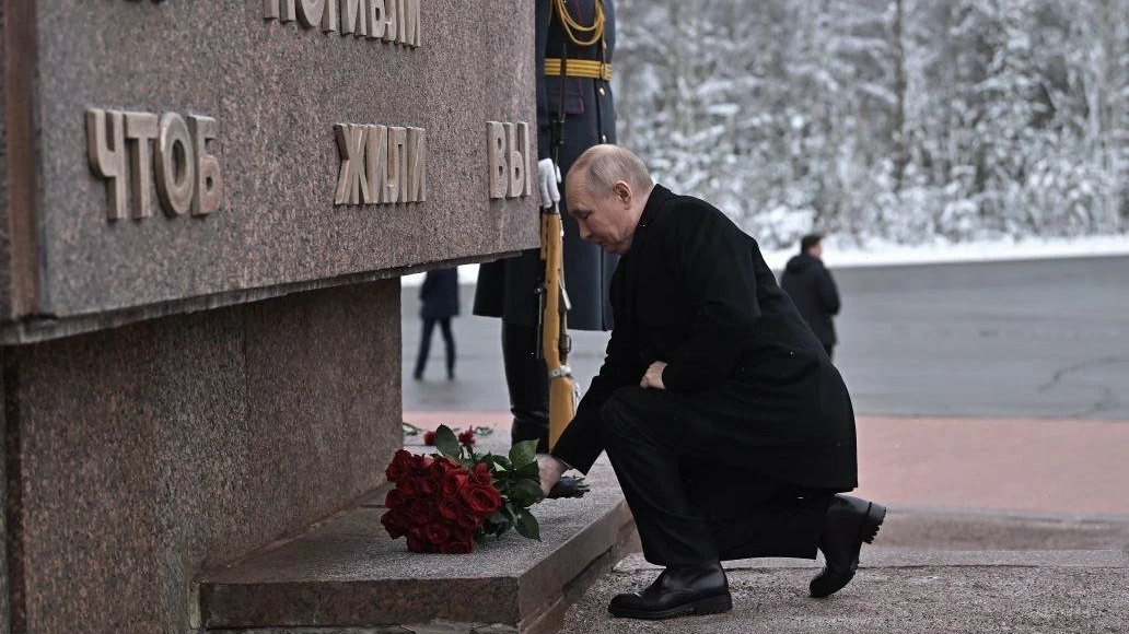 Президент России Владимир Путин возложил цветы к мемориалу «Рубежный камень»