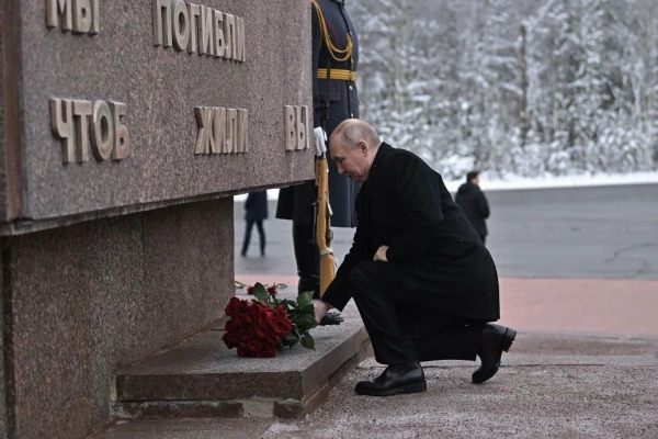 Президент России Владимир Путин возложил цветы к мемориалу «Рубежный камень»