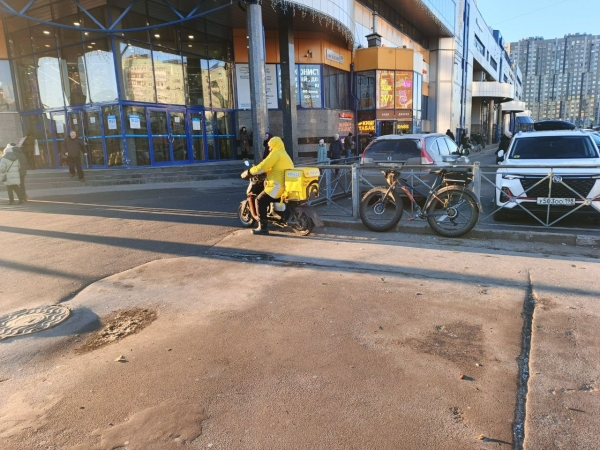 Мировые суды Петербурга начали штрафовать курьеров за внешний вид