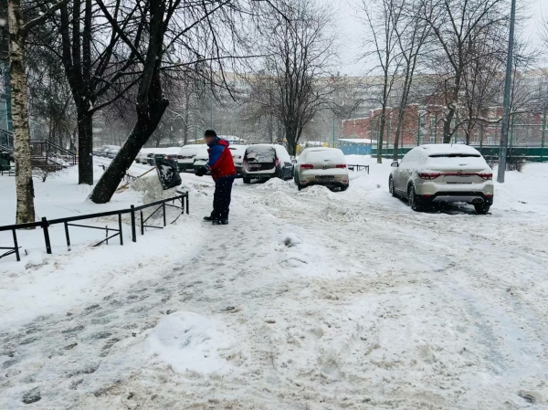 Дворник-мигрант в Петербурге спас жизнь выпавшему из окна семилетнему ребенку