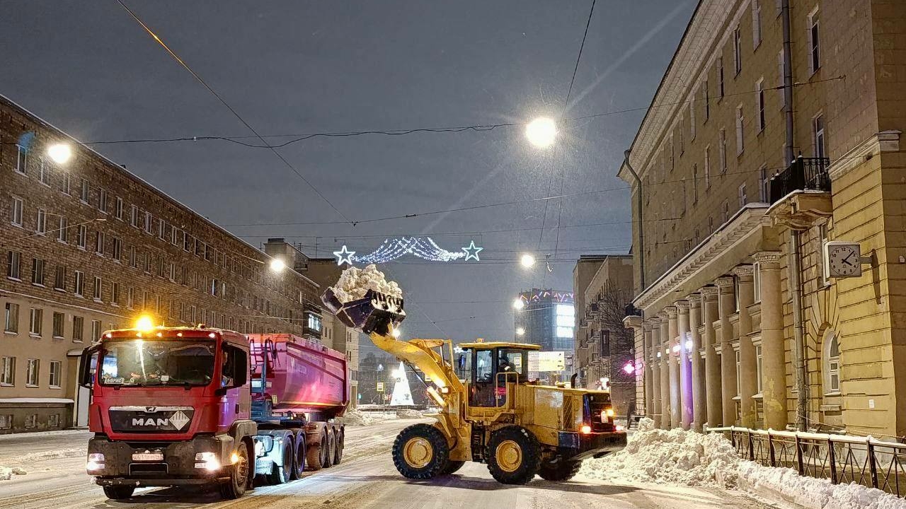 Коммунальные службы Петербурга обеспечили уборку снега в праздники