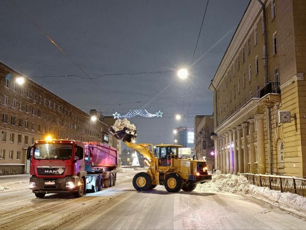 Коммунальные службы Петербурга обеспечили уборку снега в праздники