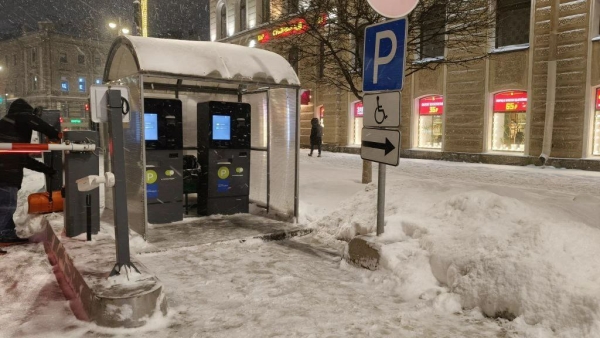 Город под снегом: как в Петербурге обеспечивают работу транспорта и парковок