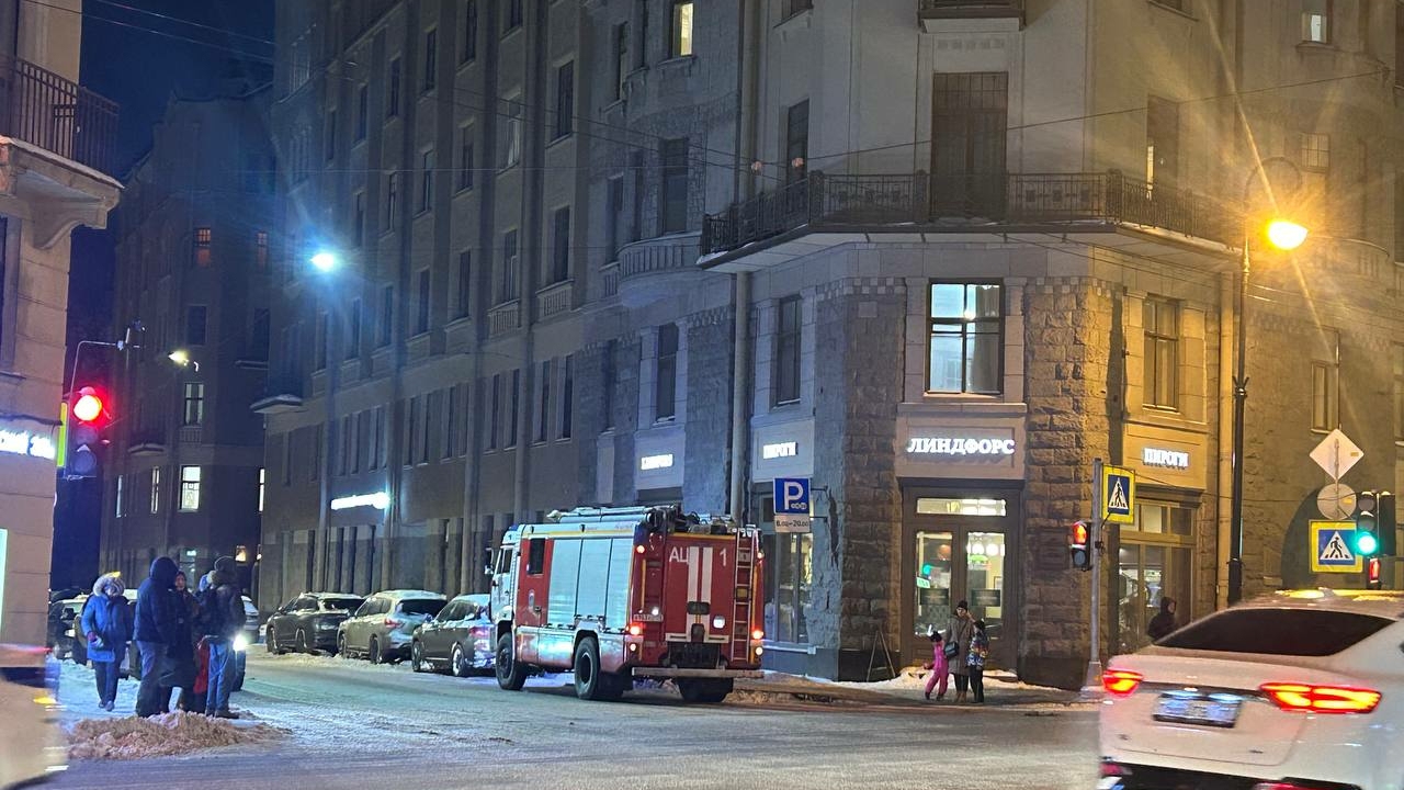 Ночью в Петербурге пострадало две женщины от пожаров