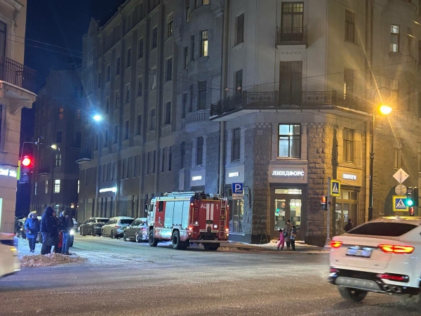 Ночью в Петербурге пострадало две женщины от пожаров