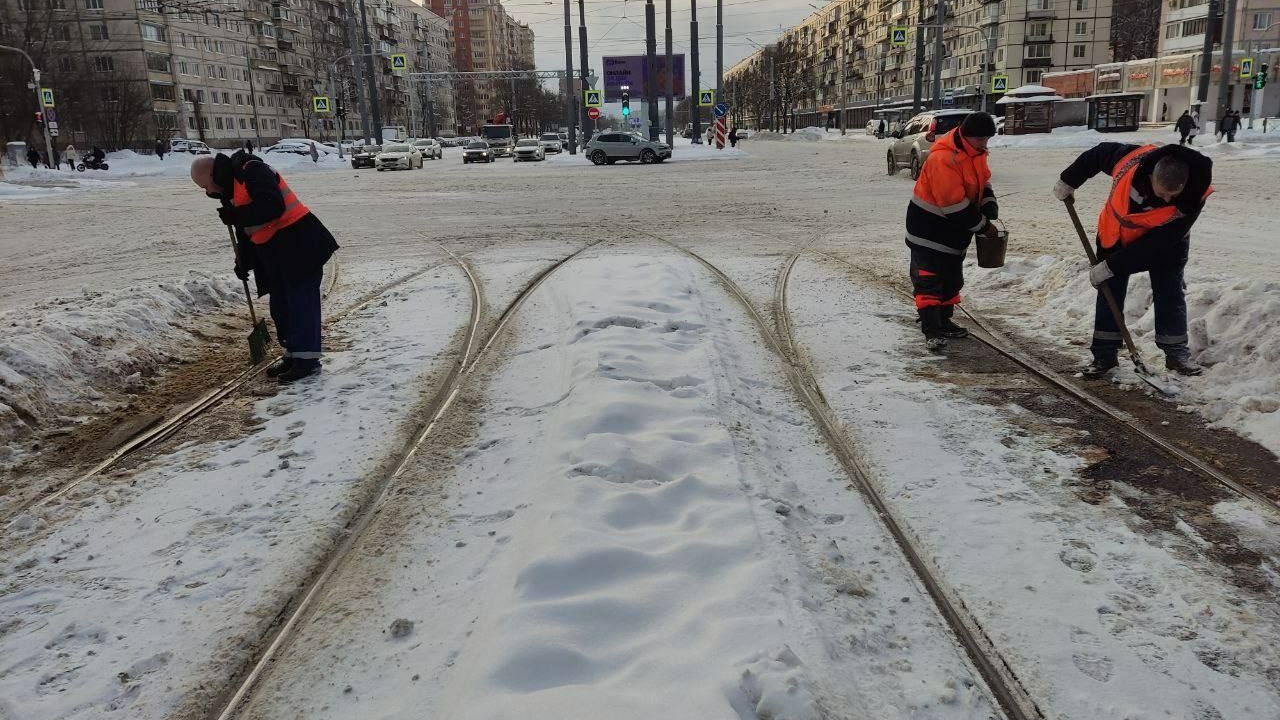 Более 13 тысяч кубометров снега вывезли с транспортных объектов Петербурга