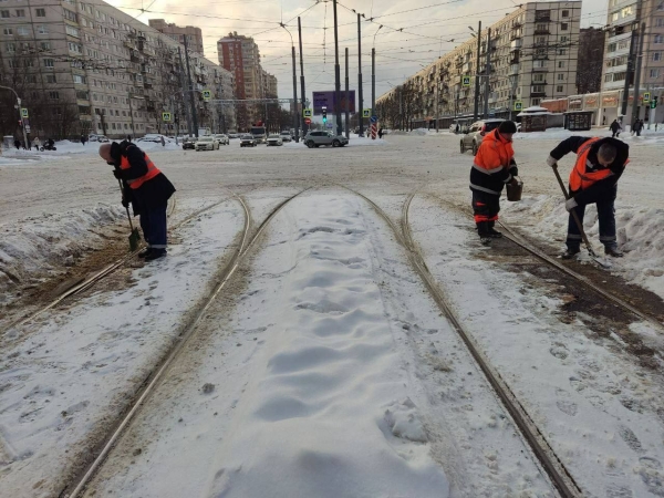 Более 13 тысяч кубометров снега вывезли с транспортных объектов Петербурга