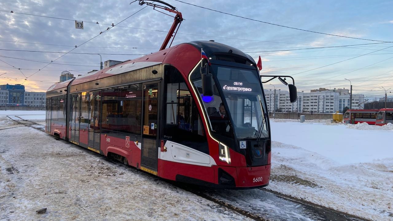 Водители общественного транспорта Петербурга почтили память Дня прорыва блокады