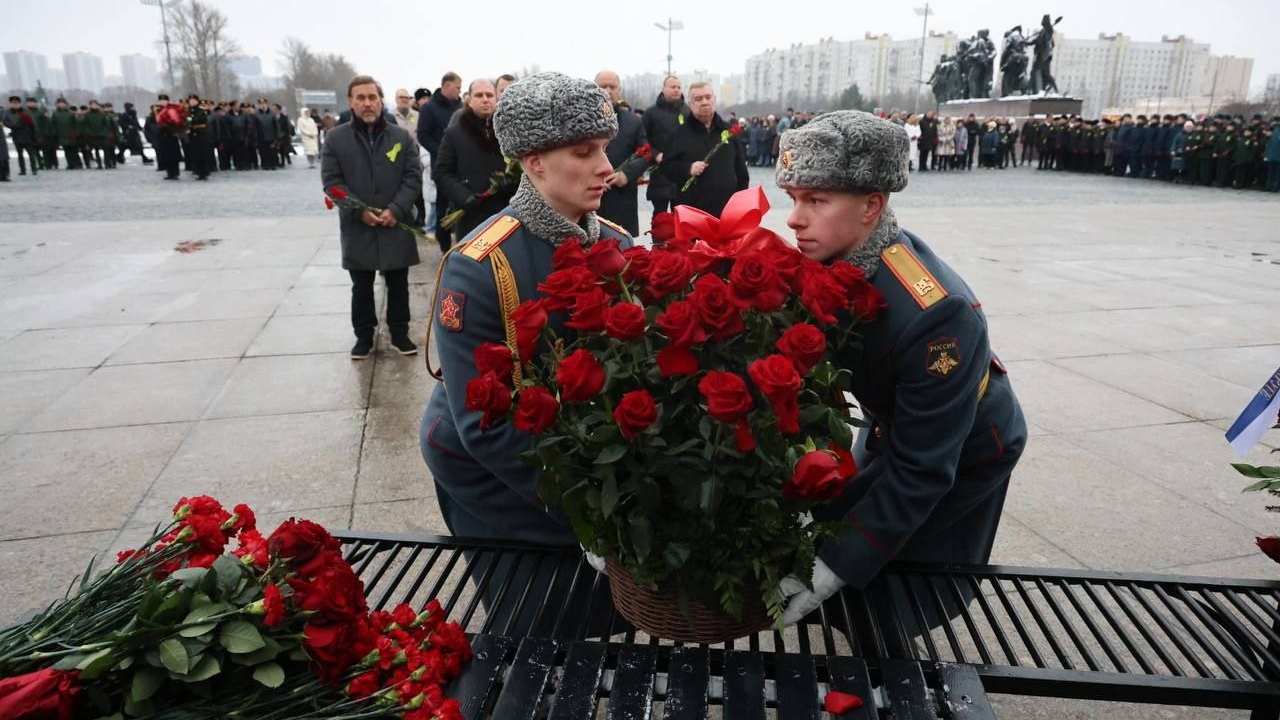 На площади Победы почтили память защитников Ленинграда в день годовщины прорыва блокады