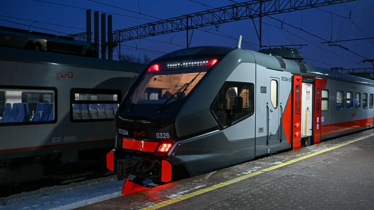 На пригородные линии Петербурга запустили новую электричку