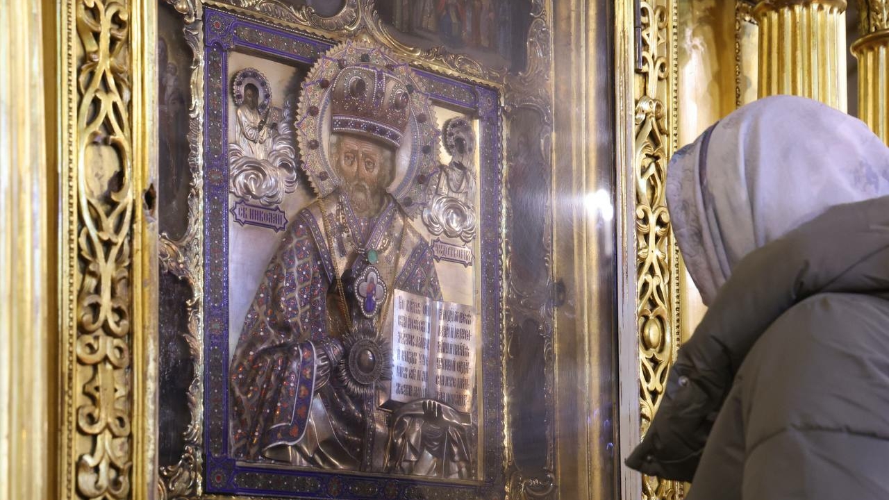В Петербурге закончили реставрацию иконы Николая Чудотворца XVIII века
