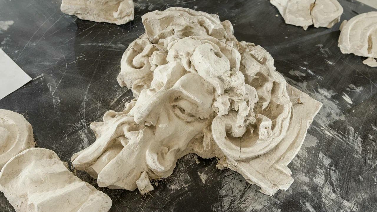 В Петербурге при реставрации Дома Радио в дымовой трубе нашли барельеф прошлого века