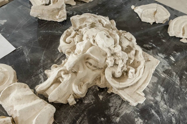 В Петербурге при реставрации Дома Радио в дымовой трубе нашли барельеф прошлого века