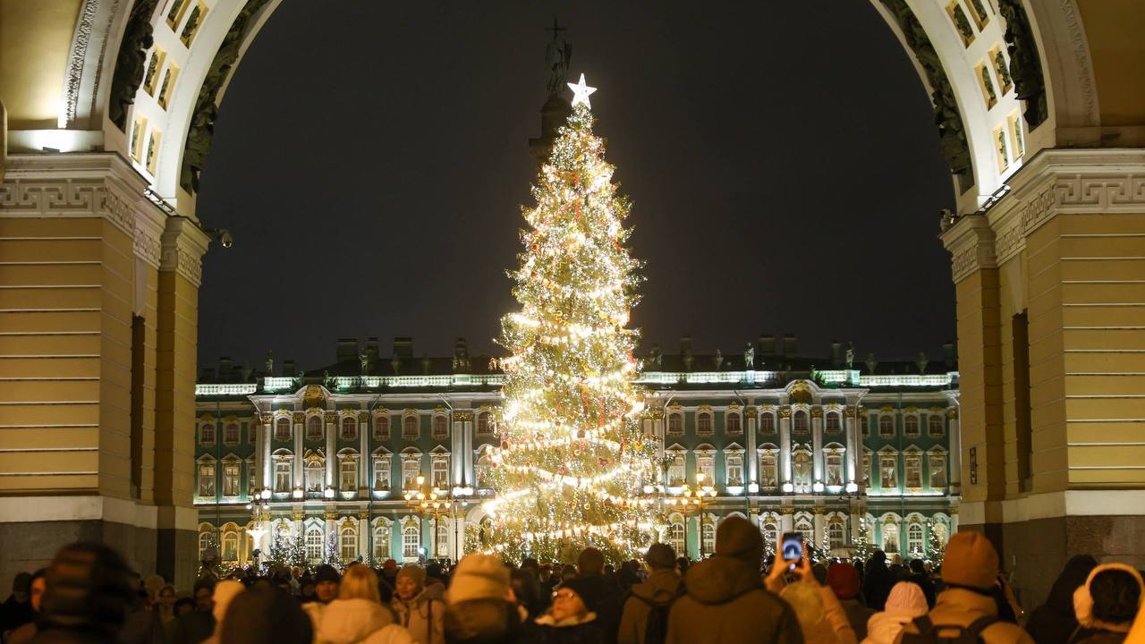 Елку на Дворцовой площади начали разбирать