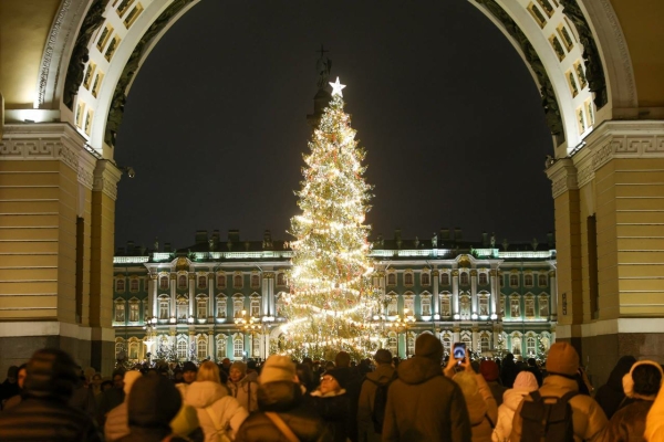 Елку на Дворцовой площади начали разбирать