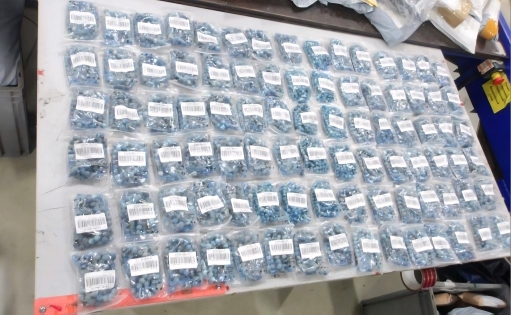 Петербургские таможенники не пропустили 30 кг радиоактивных бусин из Китая