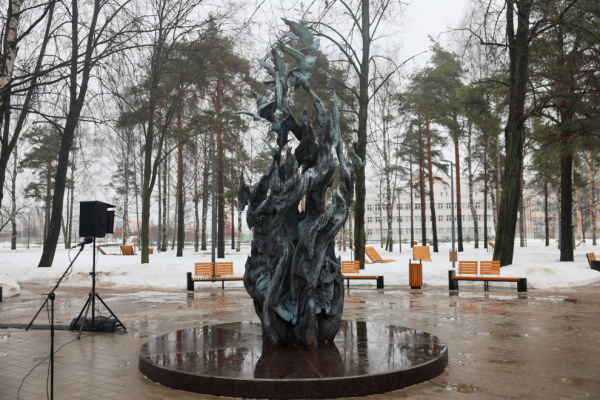 Память погибших от COVID-19 в Петербурге увековечили бронзовым монументом