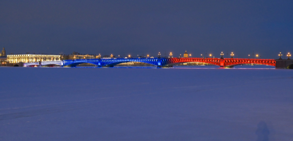 Мосты Петербурга 23 февраля озарит подсветка в цветах триколора