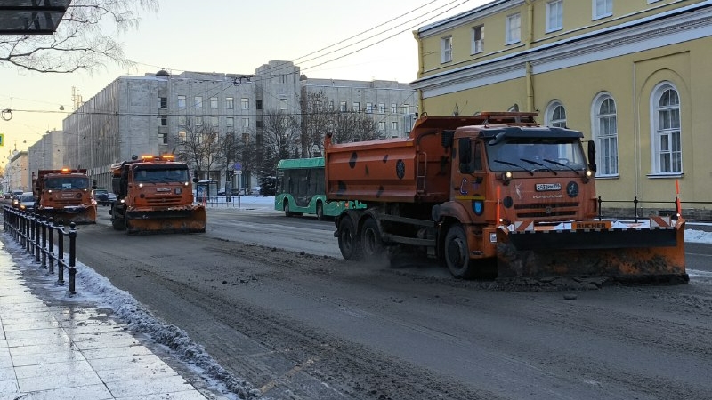 В Петербурге уборщики улиц более суток борются с последствиями метели