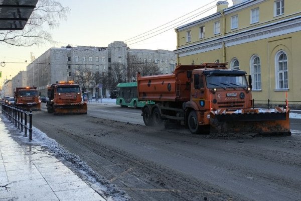 В Петербурге уборщики улиц более суток борются с последствиями метели