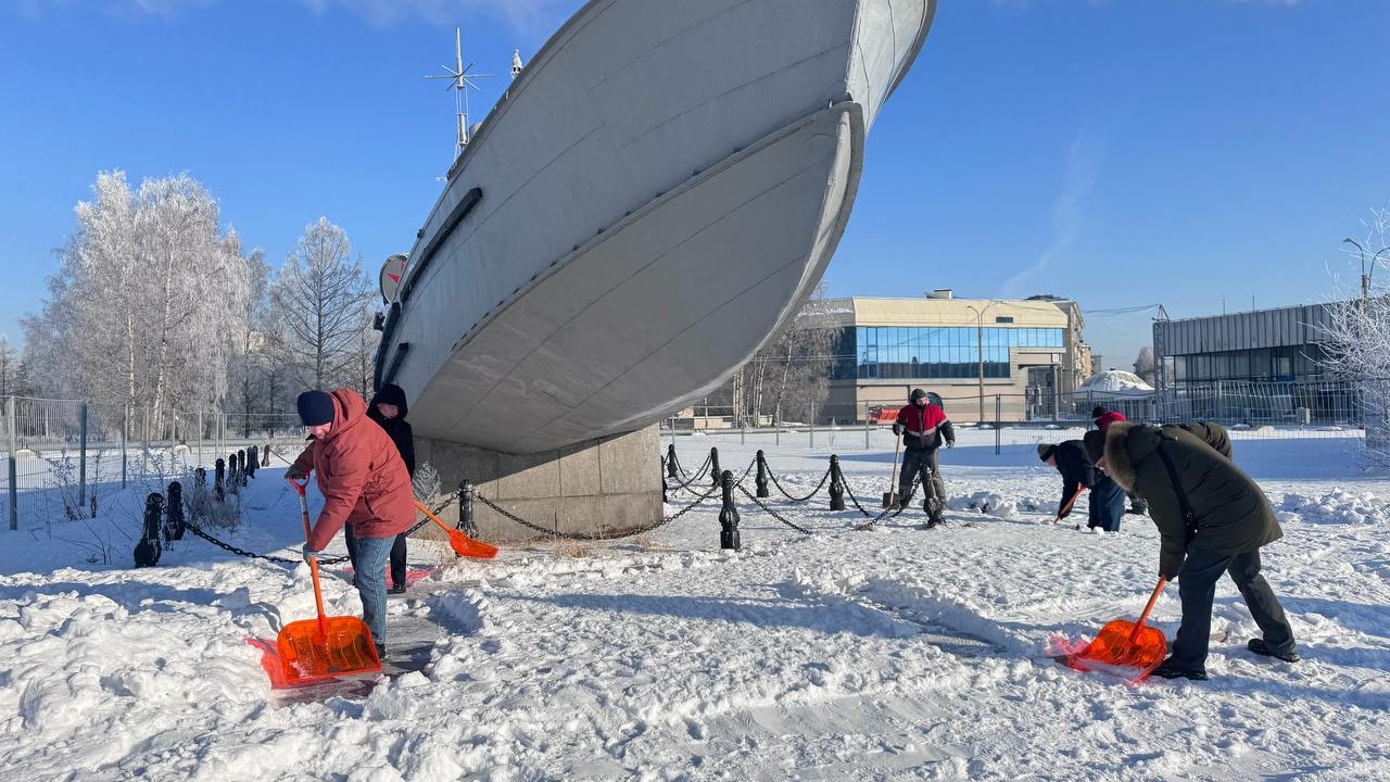 Возле памятника «Торпедный катер «Комсомолец» на Ленэкспо убрали снег