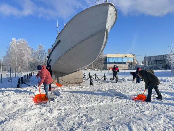 Возле памятника «Торпедный катер «Комсомолец» на Ленэкспо убрали снег