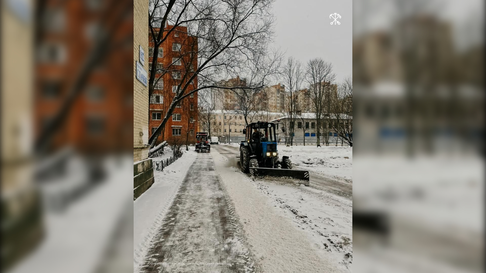 На борьбу со снегопадом в Петербурге вывели  почти тысячу машин для уборки