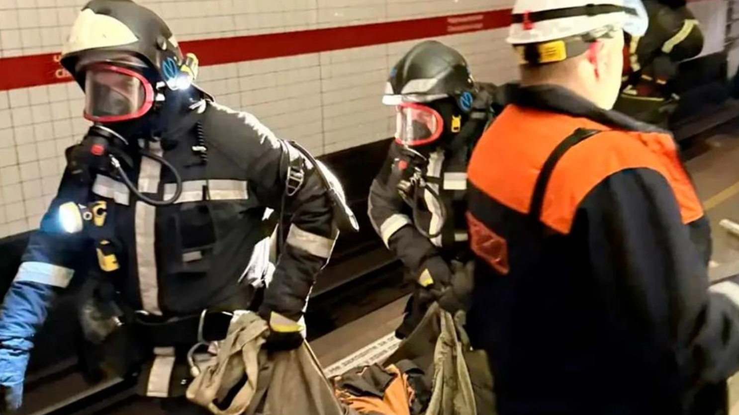 Петербургские спасатели отработали ночные учения на станции метро «Чернышевская»
