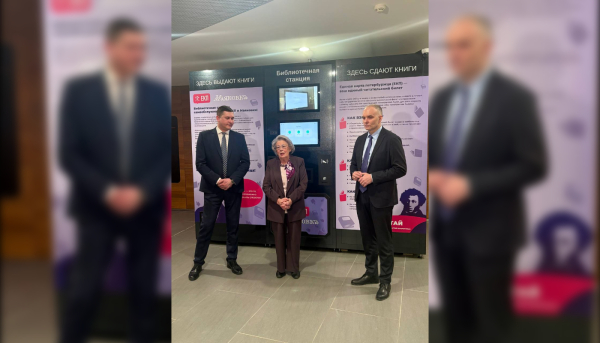 В Невской ратуше открыли постамат для выдачи библиотечных кни