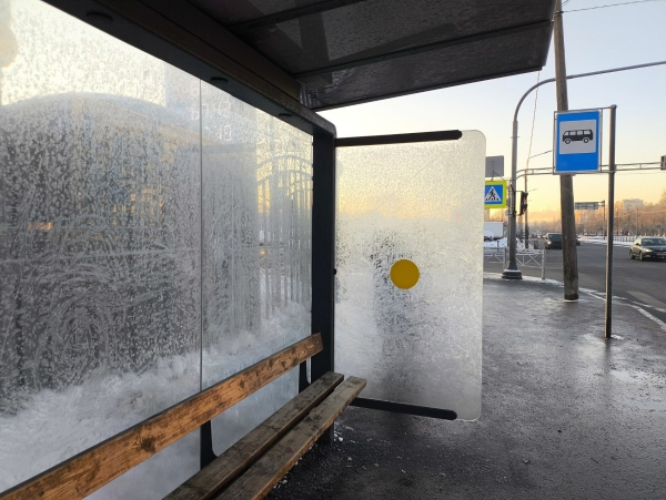 В Петербурге очистили более 15 тысяч остановочных конструкций в 2025 году