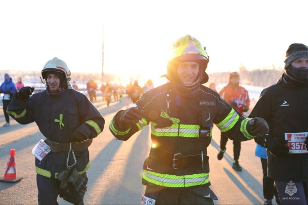 Петербургские спасатели пробежали дистанцию «Пулково-Пушкин» в полной экипировке