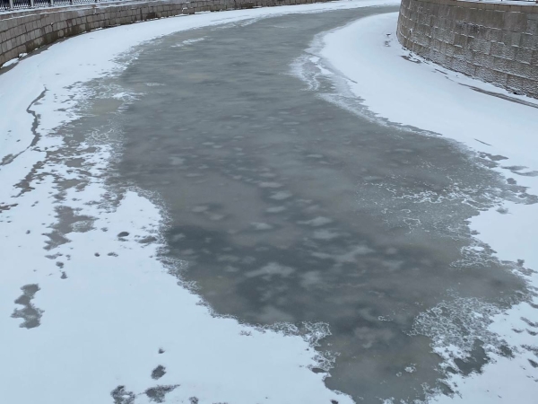 В Петербурге спасатели напомнили гуляющим по льду парочкам об опасности выхода на лед