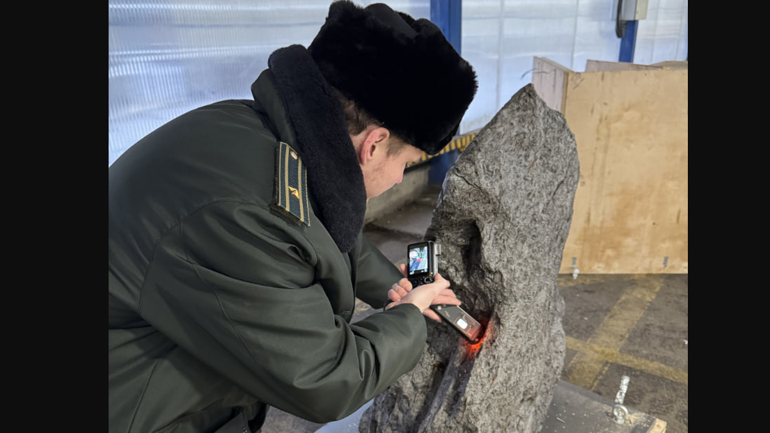 «Не пройдешь»: таможня пресекла вывоз огромного метеорита из порта Петербурга