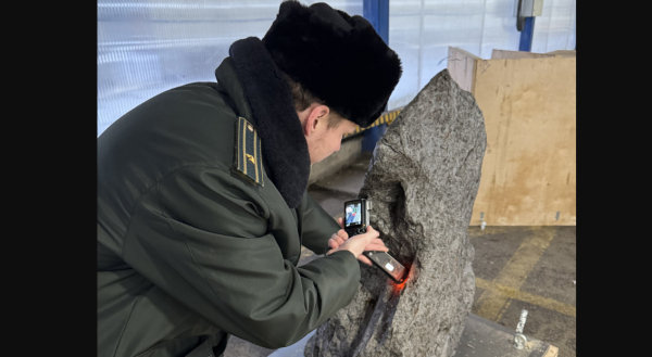 «Не пройдешь»: таможня пресекла вывоз огромного метеорита из порта Петербурга