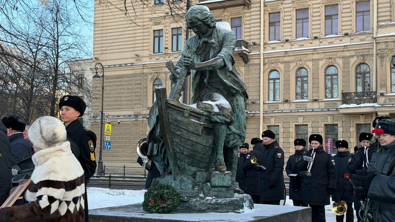 В Петербурге у памятника Царю Плотнику прошла памятная церемония