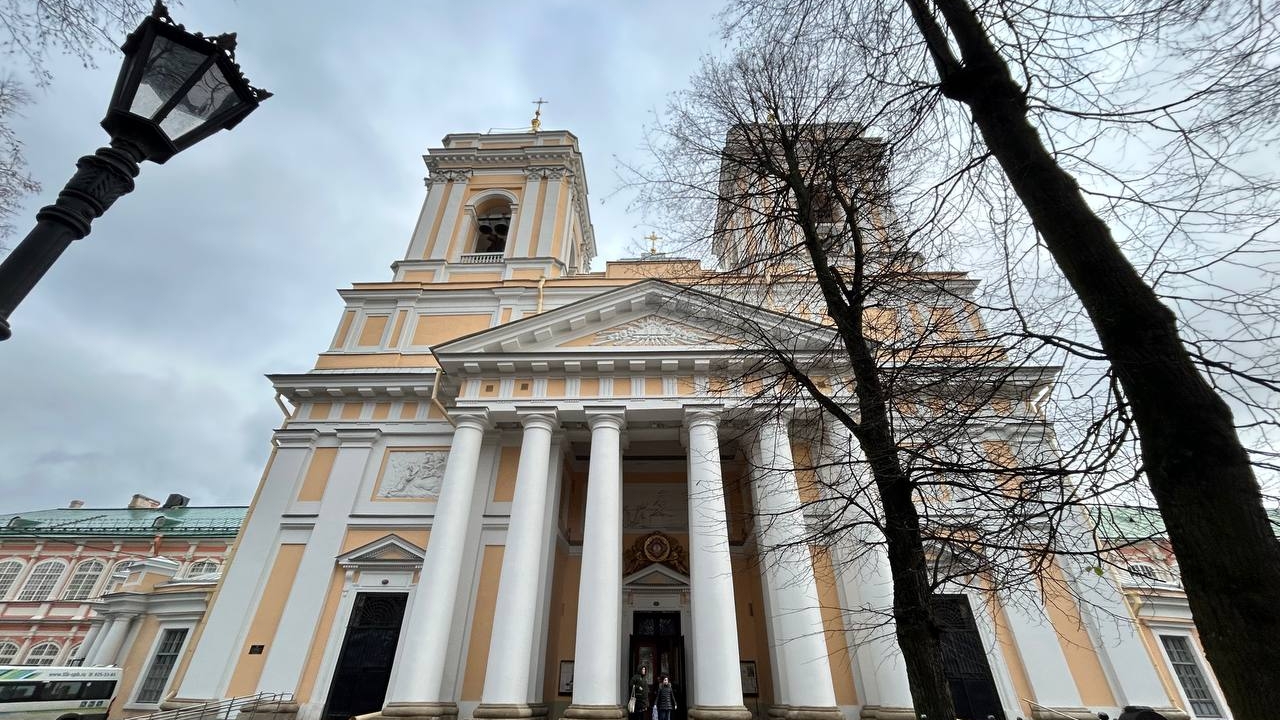 Петербуржцы 9 февраля несли живые цветы к могиле Достоевского