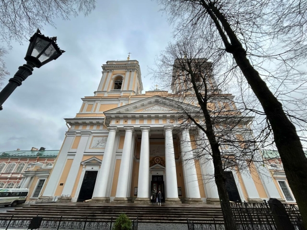 Петербуржцы 9 февраля несли живые цветы к могиле Достоевского