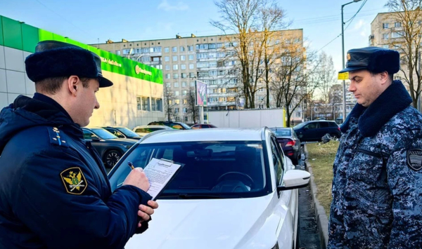 Петербуржец оплатит машиной долг по алиментам на двоих детей