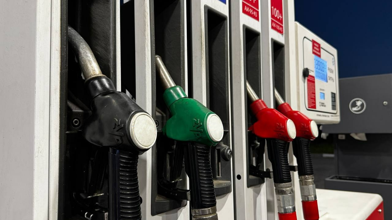 Петербургские школьники не смогут купить бензин до конца года