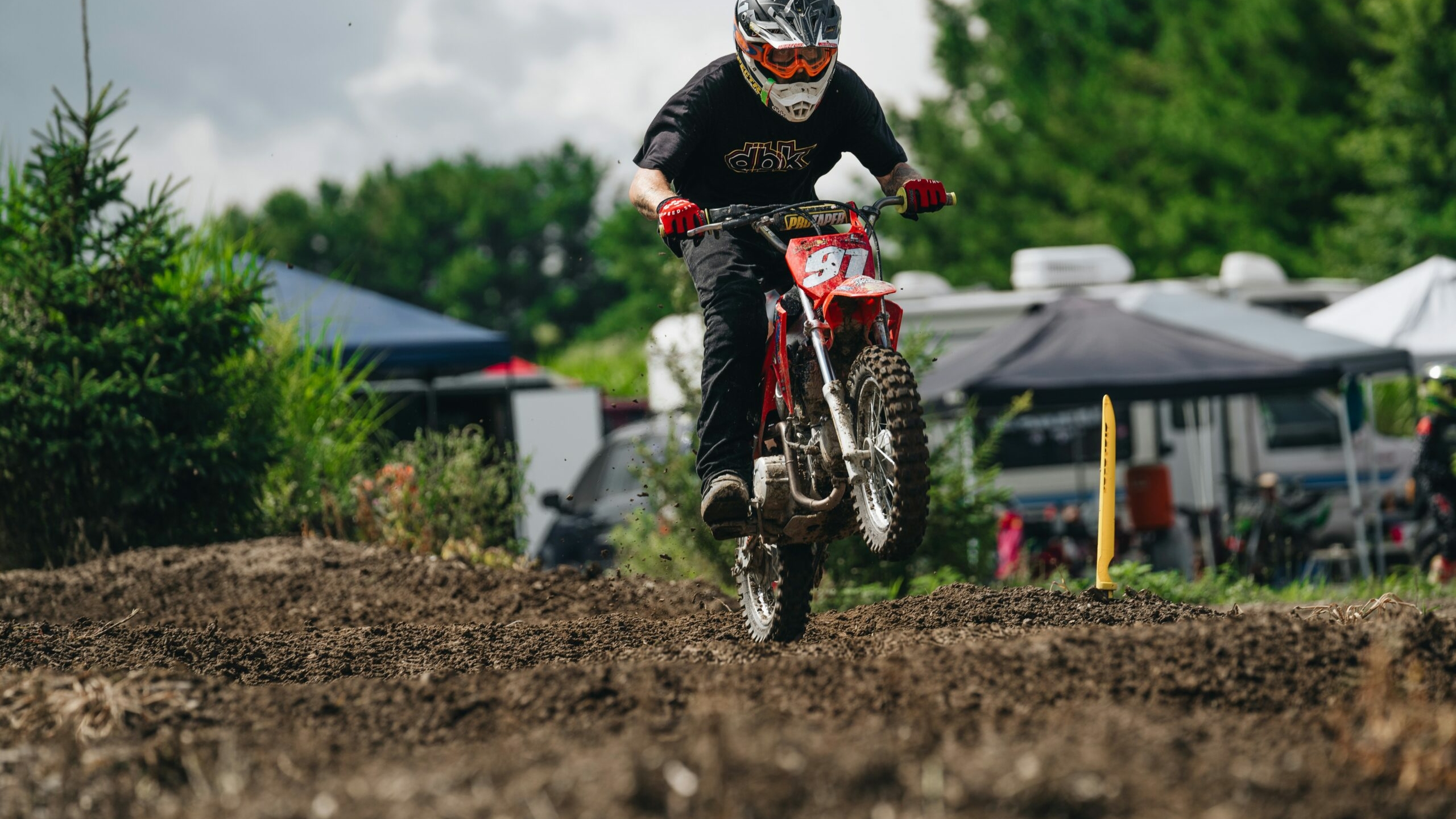 Депутаты предложили запретить продажу топлива подросткам